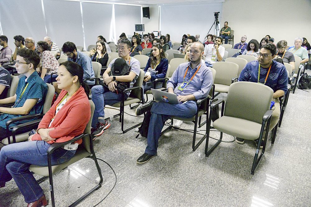 Plateia mesa fake news forum