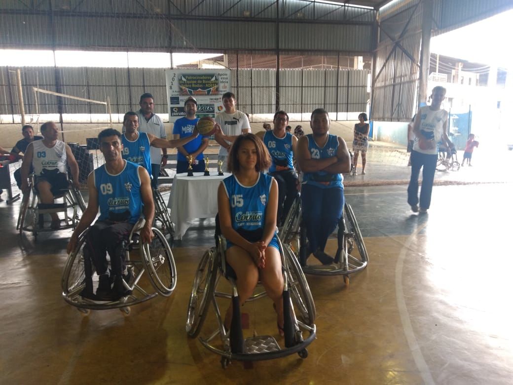 Equipe de basquete em cadeira de rodas UFCATASPDEC é premiada em competição em Araguari-MG