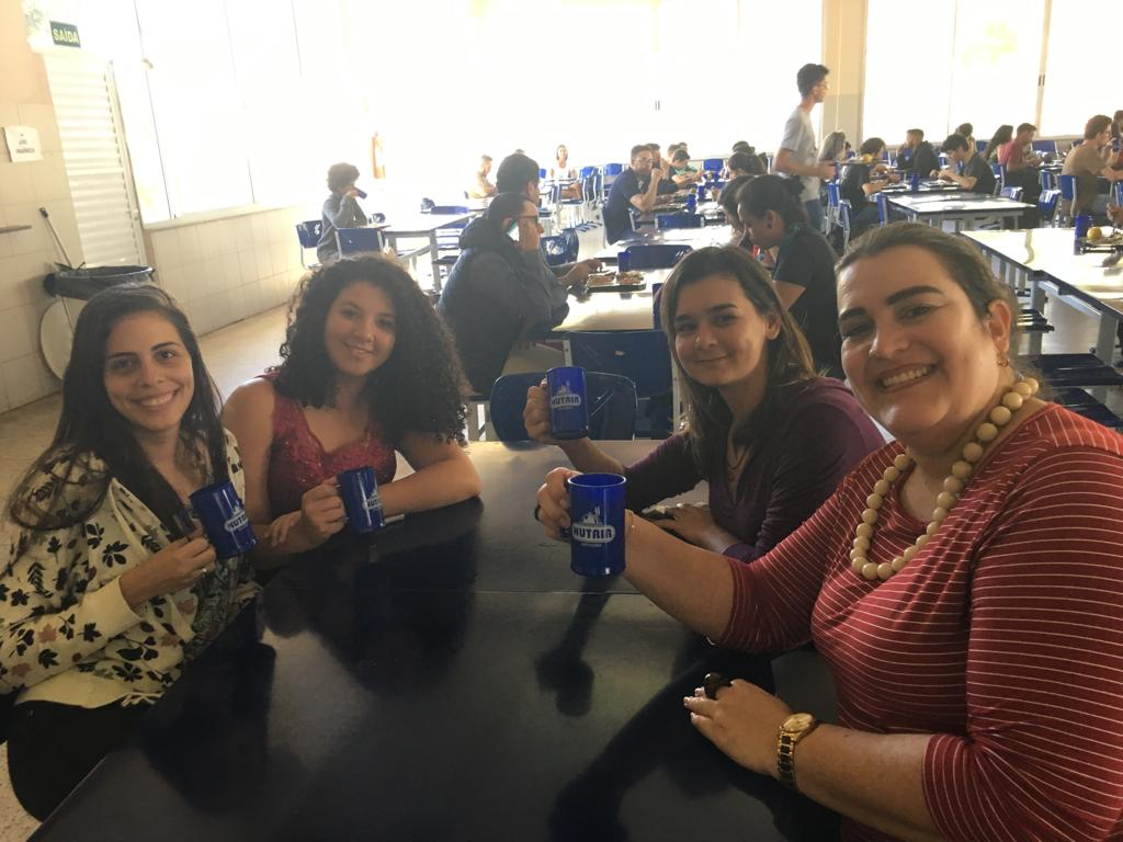 campanha de distribuição das canecas plásticas RU