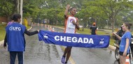 Na linha de chegada, campeão da V Volta UFG celebra a vitória