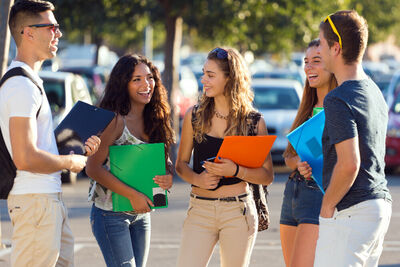 Imagem-de-freepik-Magnific/fotos-gratis/estudantes-universitários