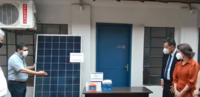 Professor Enes Marra apresentando o Sistema de Geração de Energia Solar Fotovoltaica Off-Grid. Foto: Reprodução YouTube EMC UFG.