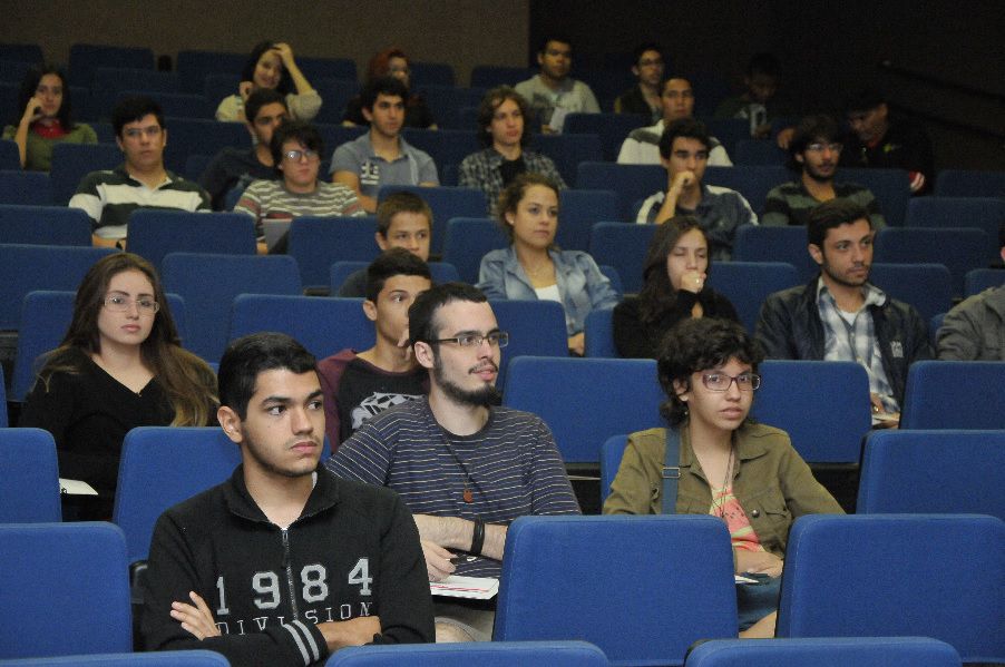 Alunos na Escola de Física