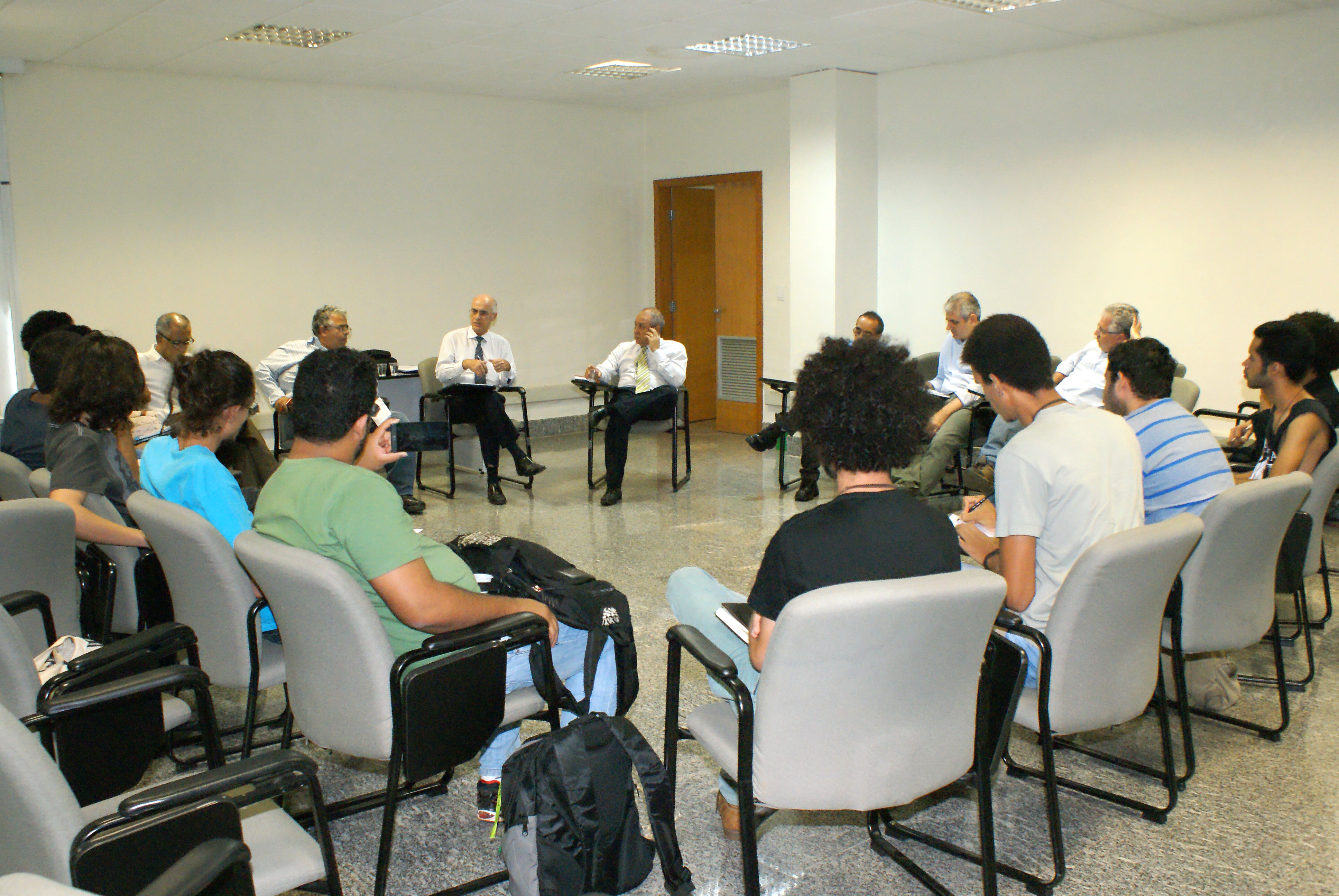 Reitor se reúne com moradores das casas de estudantes 03