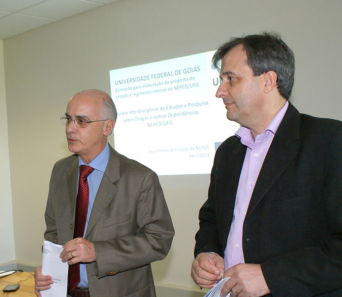 Reitor Orlando Amaral e professor Eriberto Bevilácqua durante criação do Neped