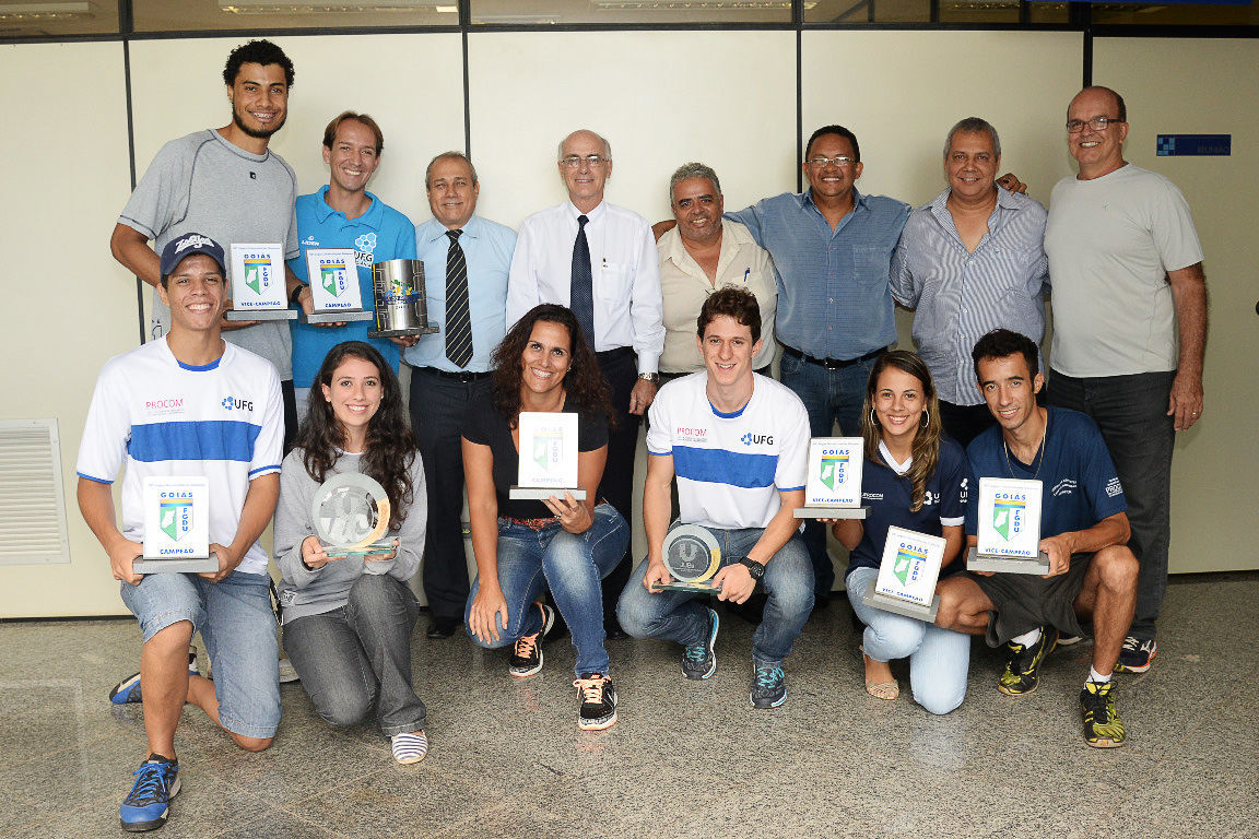 Troféus são apresentados por parte da delegação