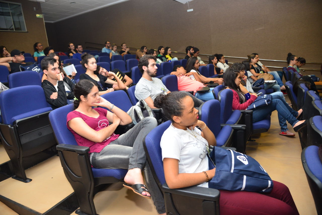 Estudantes participam de palestra na Semana do ICB