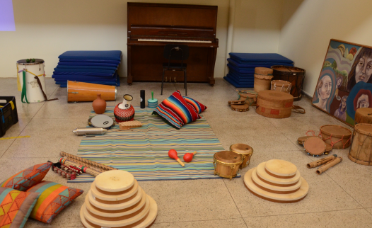 Emac_selo 20 anos_03.png