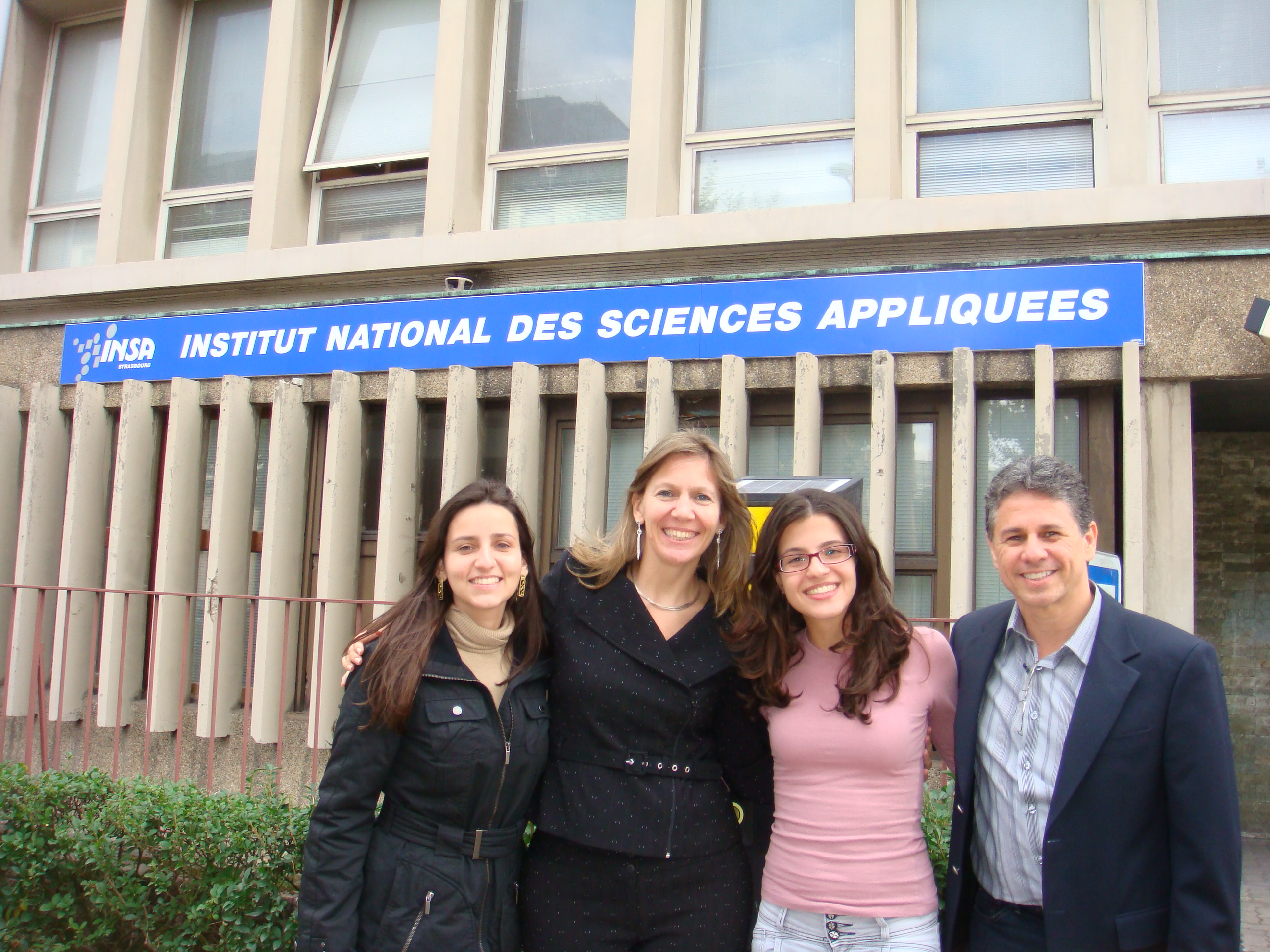 Profs. Helena e Oswaldo com as alunas que estão fazendo intercâmbio no INSA 