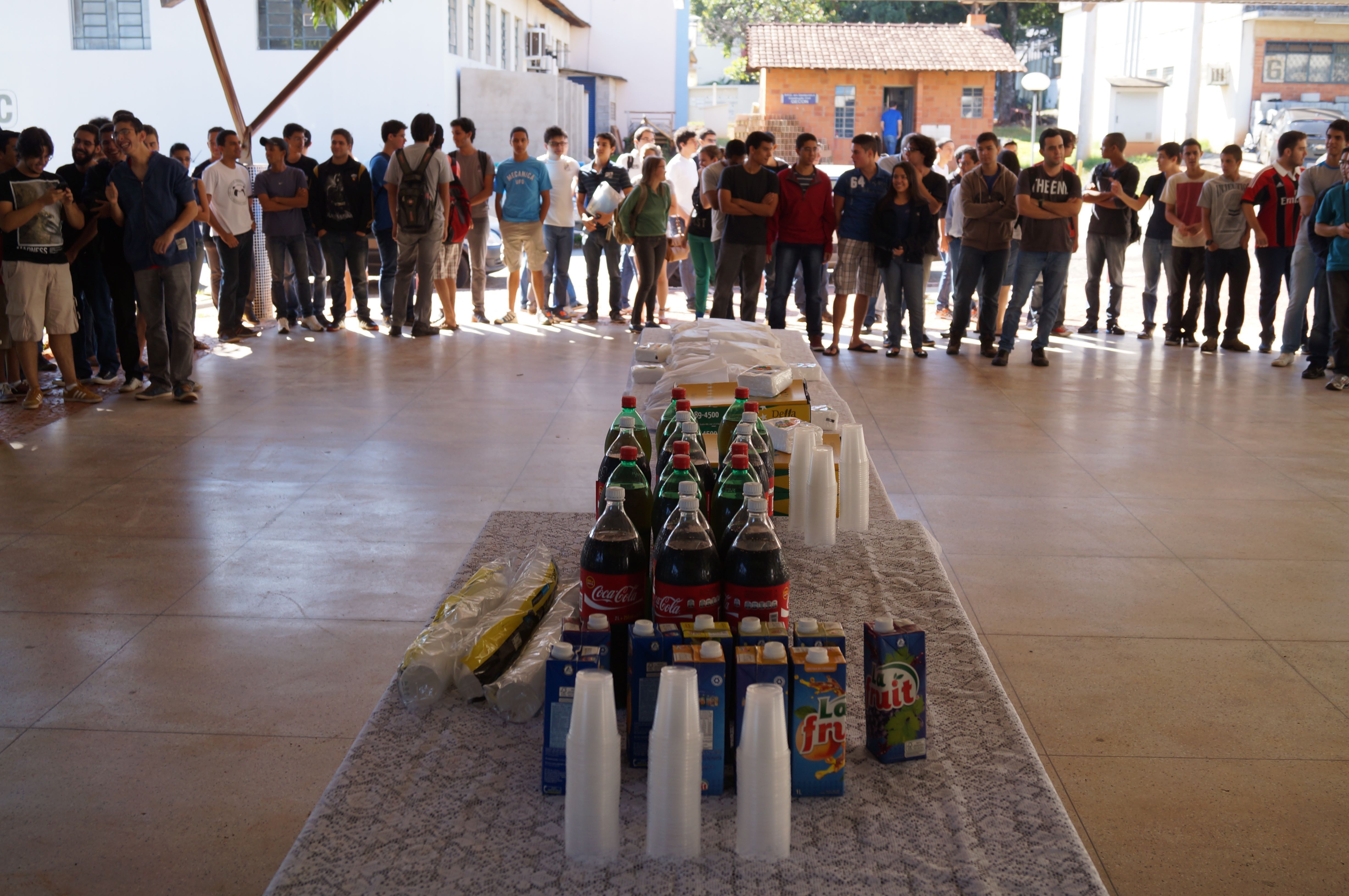 Alunos se reúnem para o café do manhã