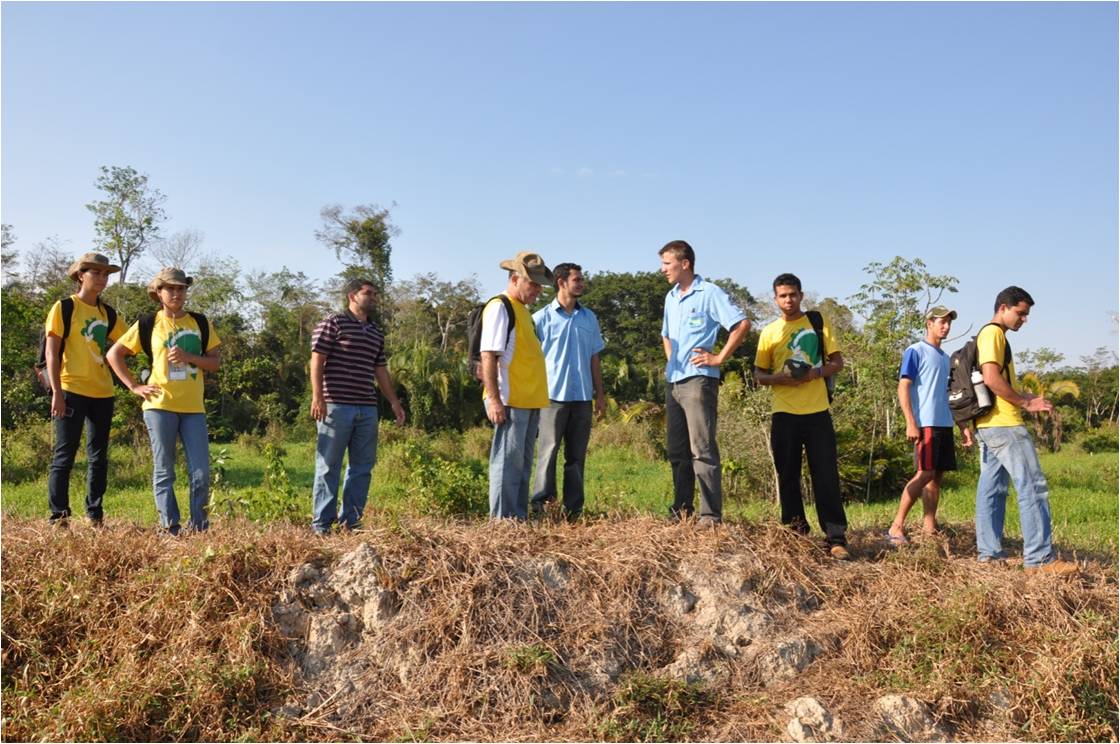 Estudantes do curso de Agronomia em atividade no Projeto Rondon
