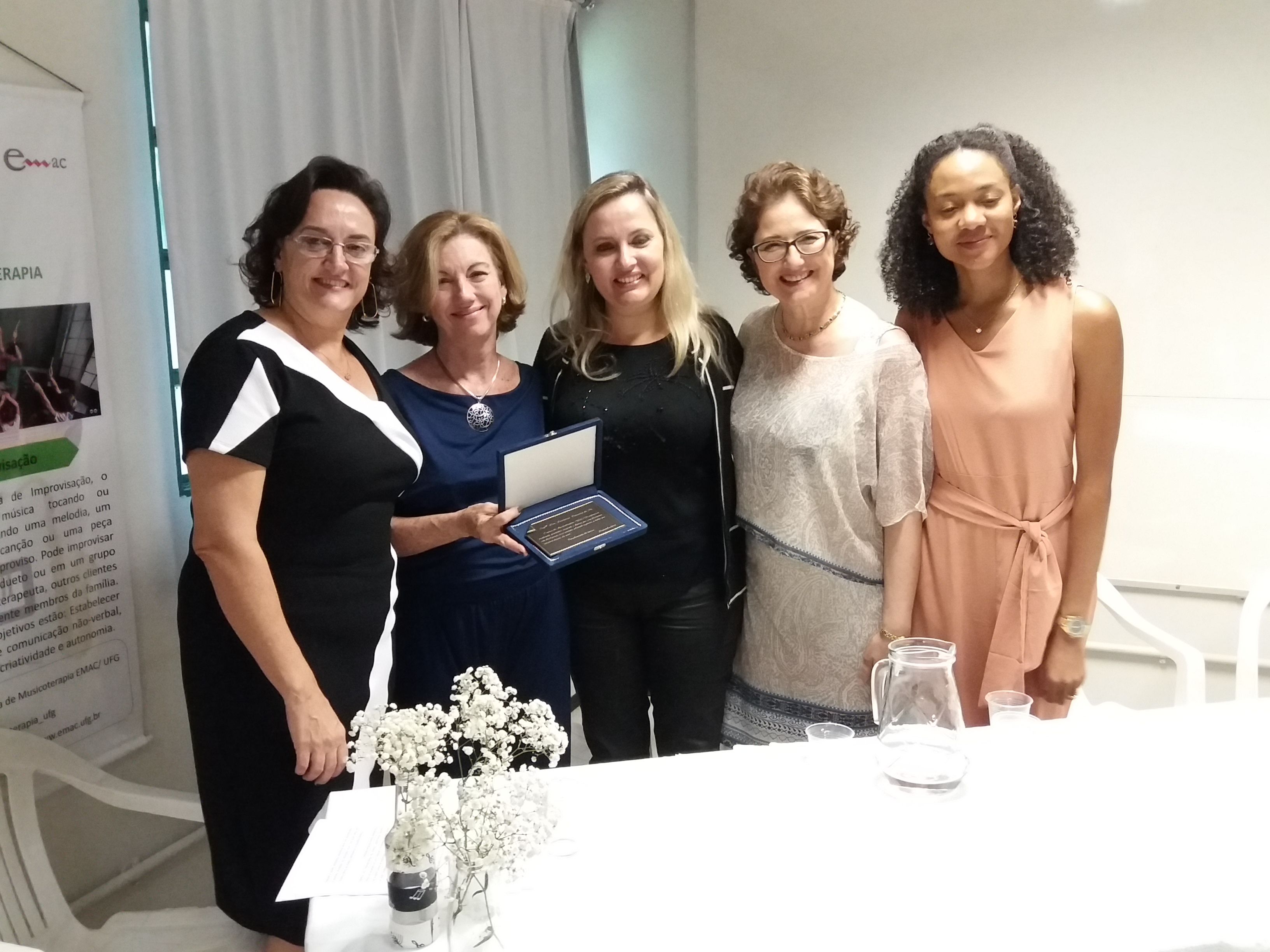 Leomara Craveiro recebe placa de homenagem