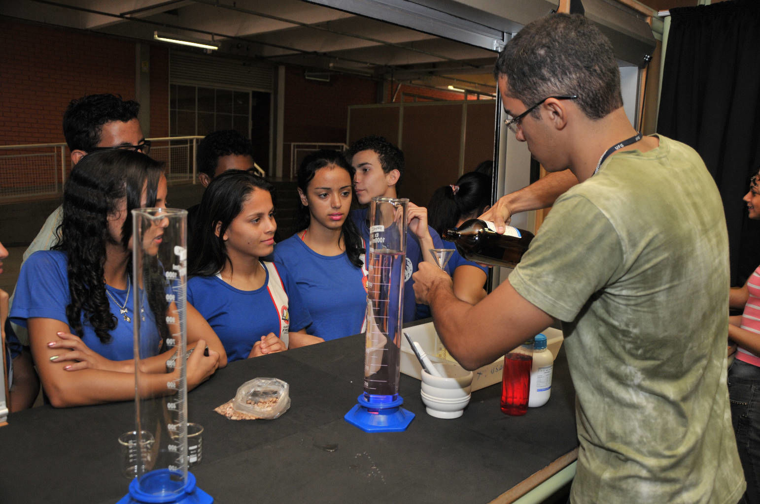 estudantes no pátio da ciência