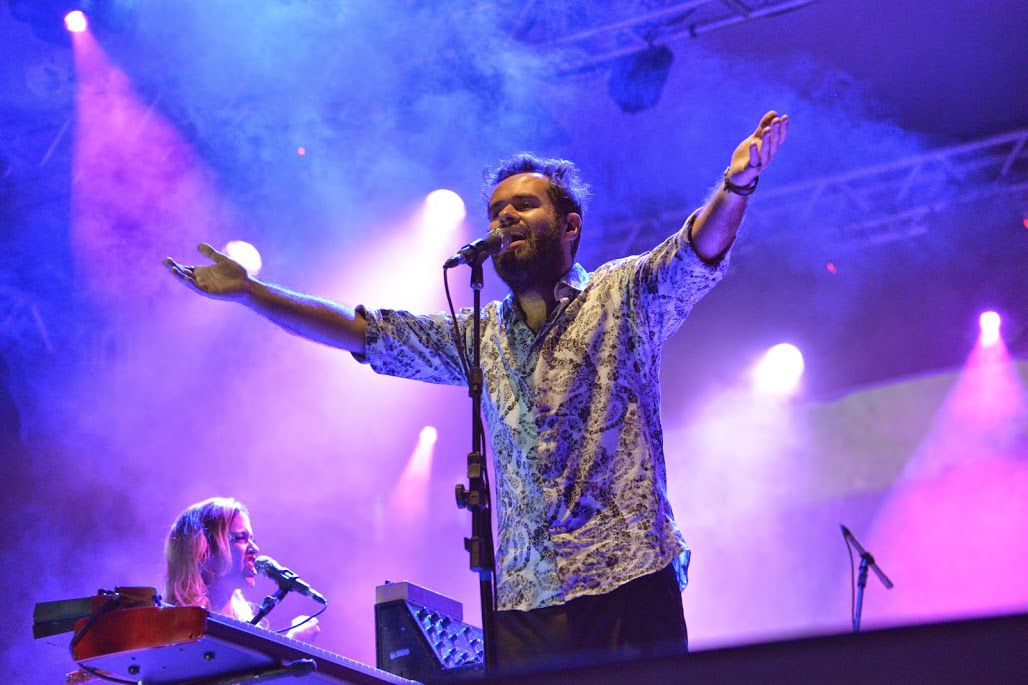 Performace de Marcelo Jeneci encanta plateia