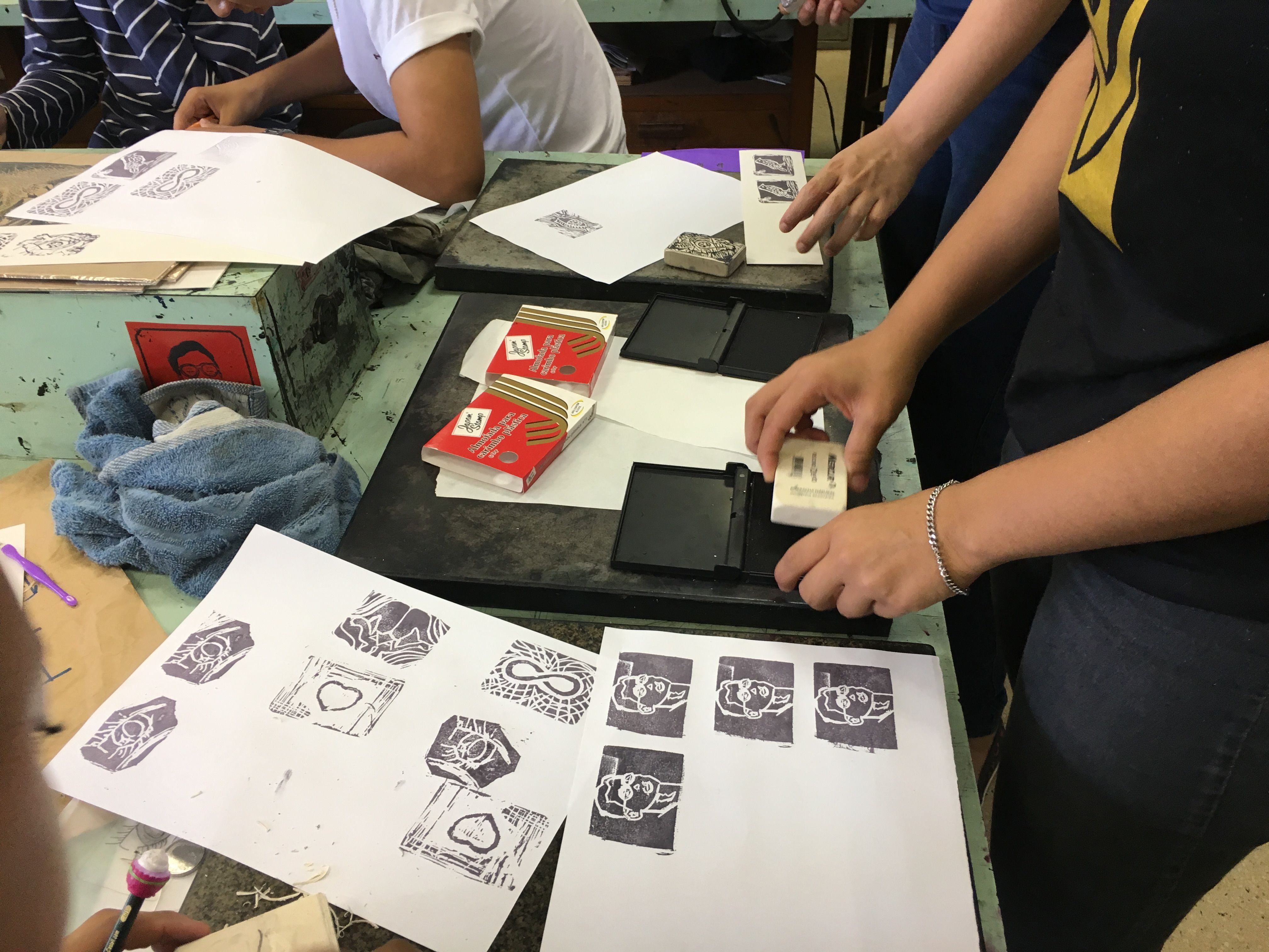 Processo de produção no ateliê de gravura na FAV