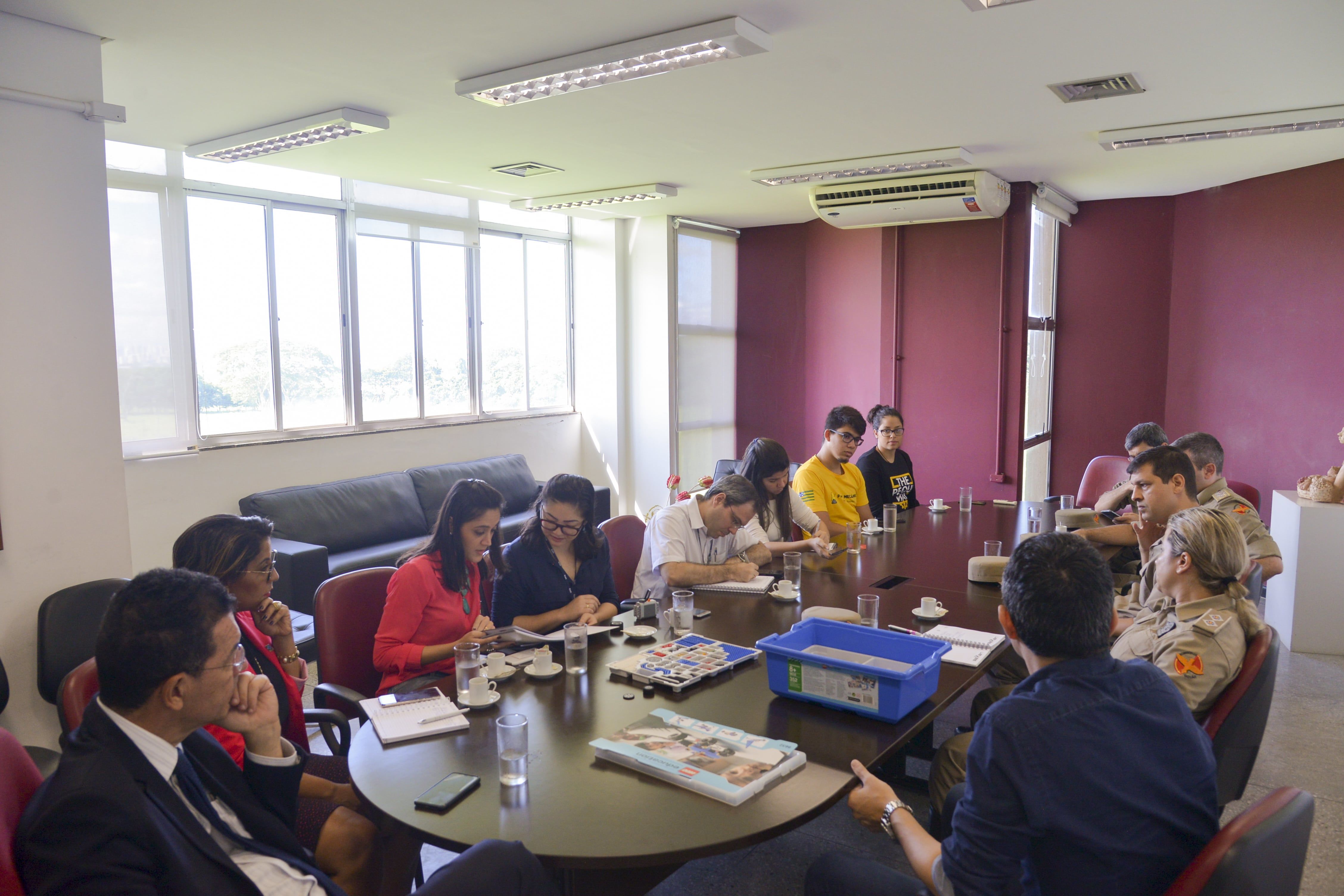 Entrega kits bombeiros