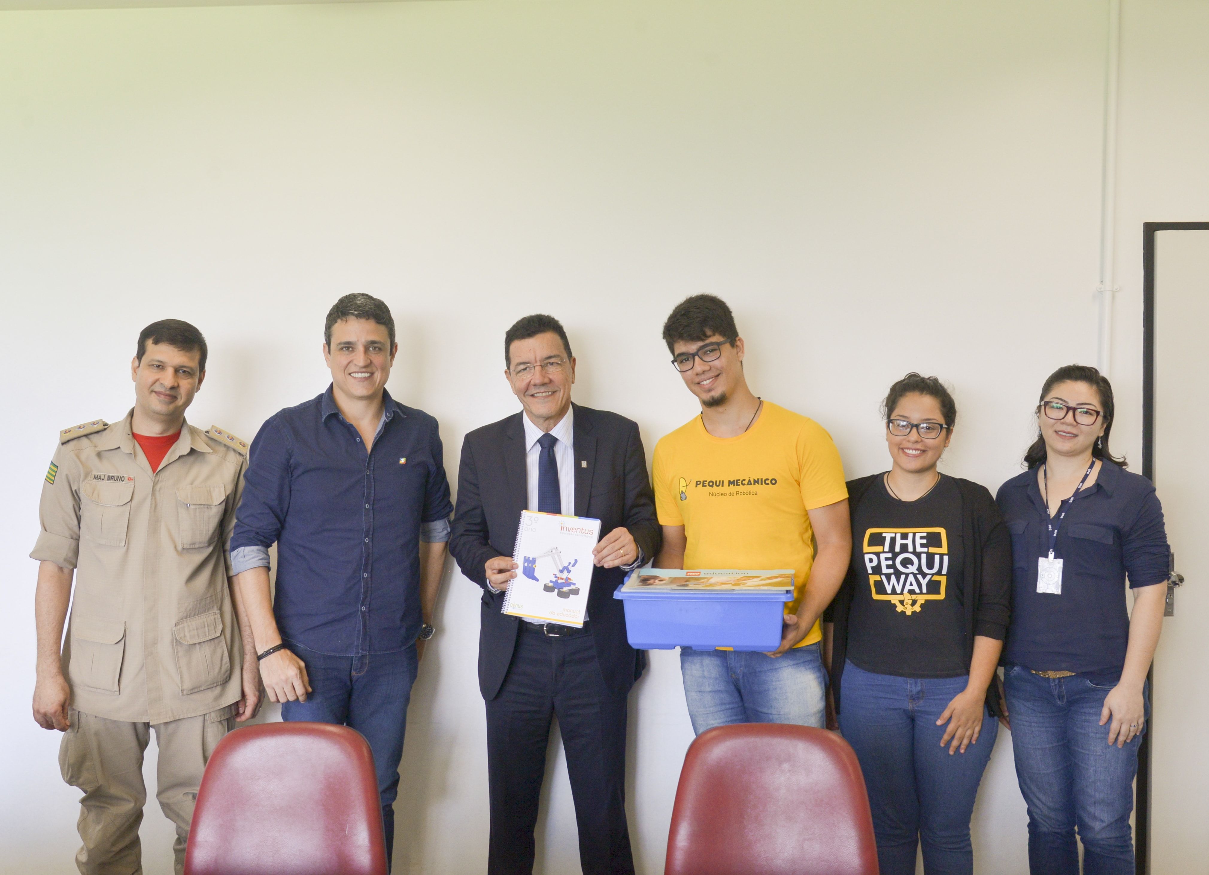 Entrega kits bombeiros