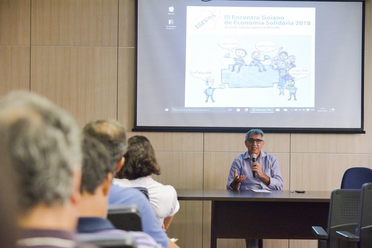 O tema da palestra foi:  “Desafios da Economia Solidária a partir do cenário político brasileiro atual”. 