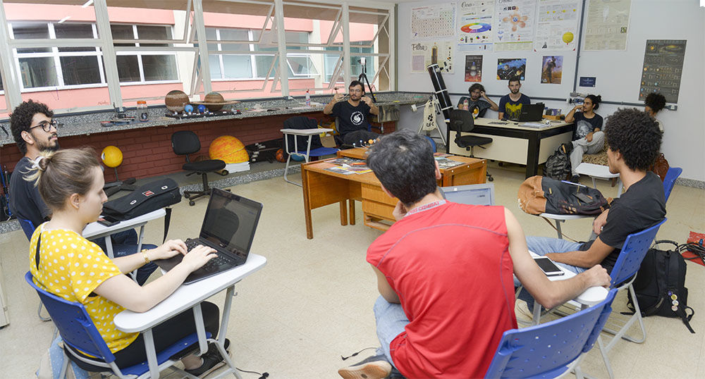 Estudantes debatem sobre astronomia