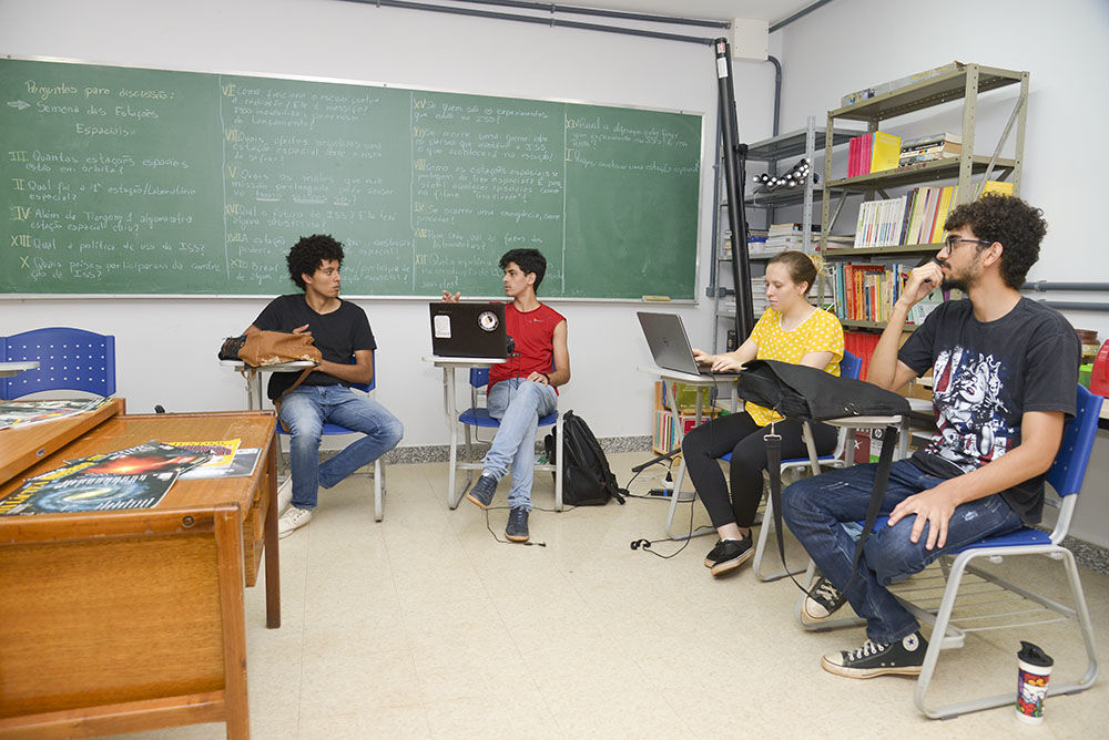 Estudantes discutem sobre estações espaciais na UFG