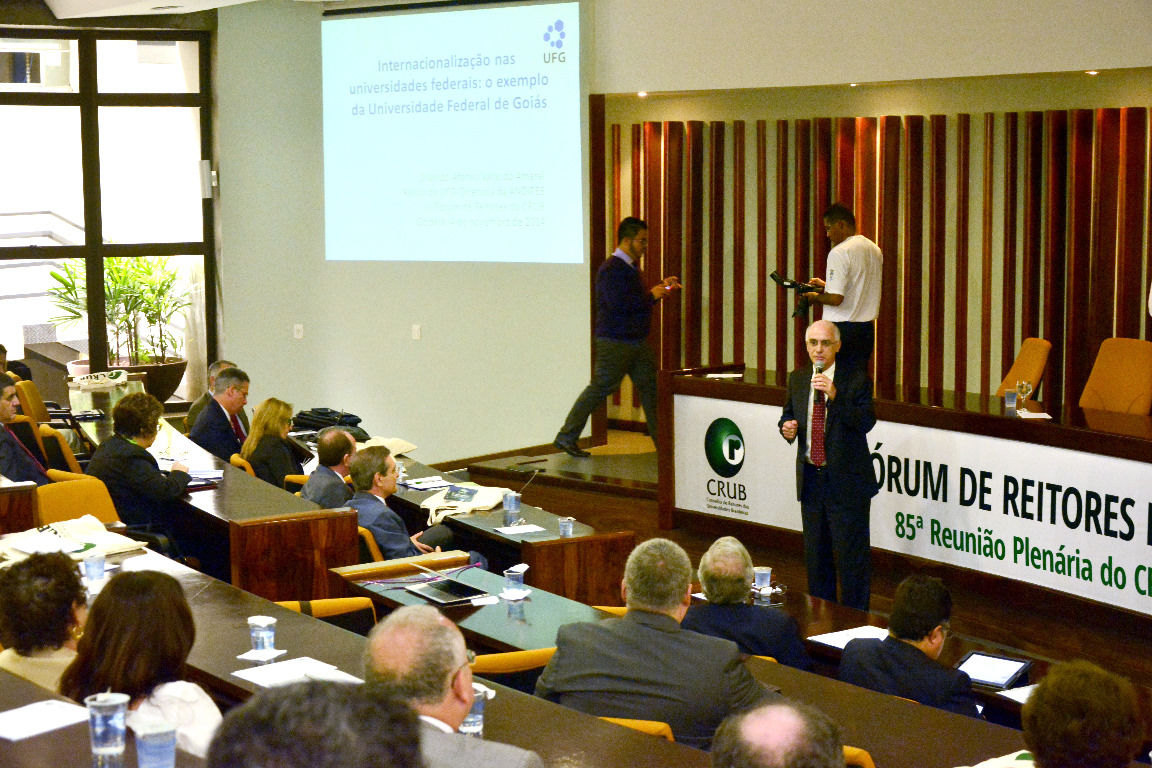 Reitor da UFG participa de fórum sobre internacionalização do ensino superior