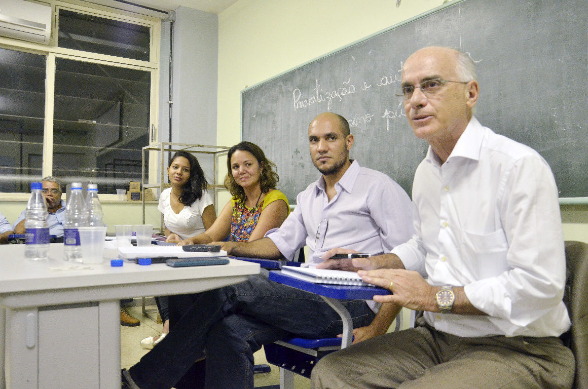 Participaram do debate o reitor da UFG, Orlando Amaral (à direita), o estudante de Mestrado da Faculdade de História (FH) Fernando Viana e a professora do Instituto de Ciências Biológicas (ICB) Cristiane Lemos.