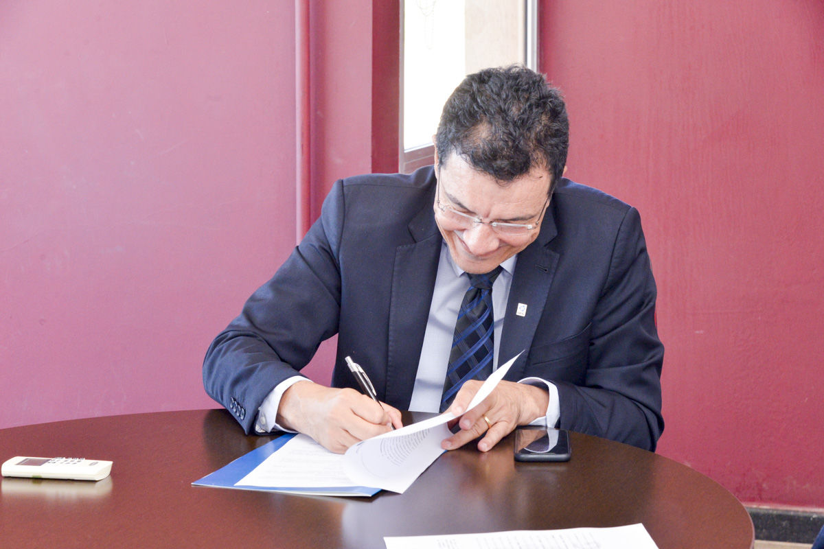 Edward assinando documento