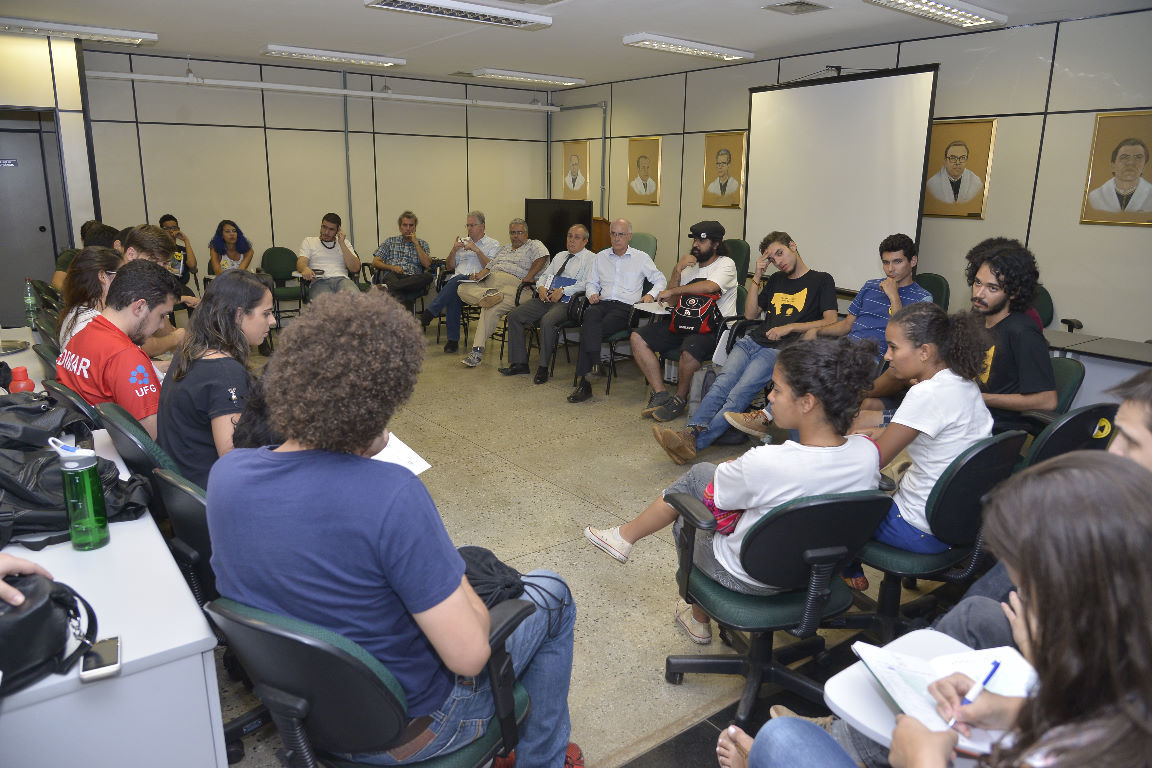 reunião reitor e estudantes