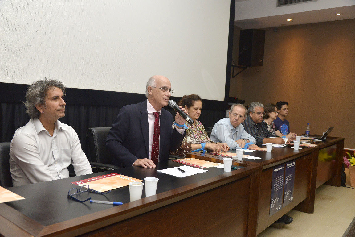 Composta pelo Reitor e por boa parte dos Pró-reitores, mesa dá boas vindas aos novos intercambistas