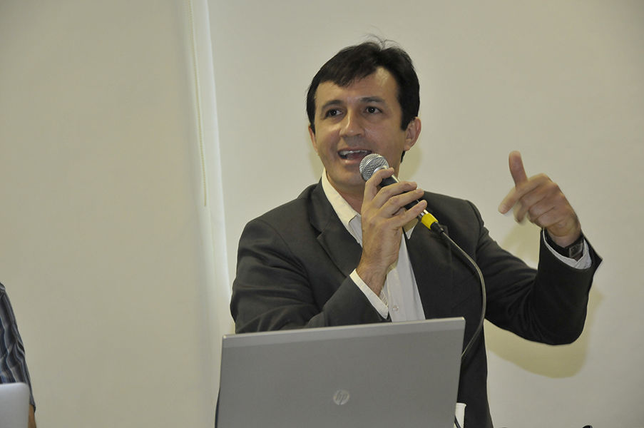 Professor Custódio apresenta dados da UFC