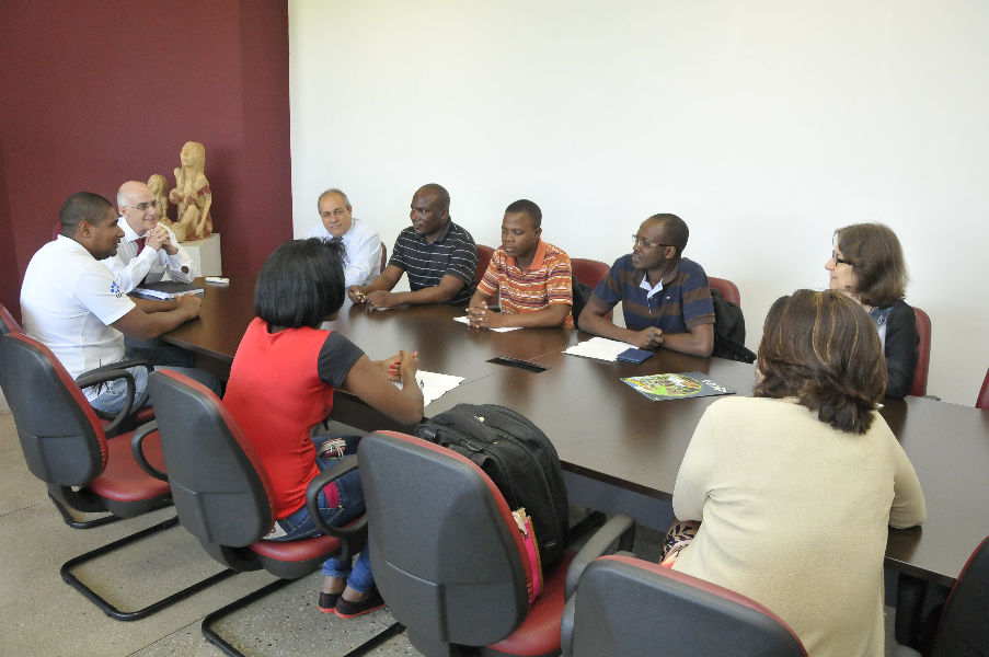 Reitor recebe alunos e docente de Moçambique