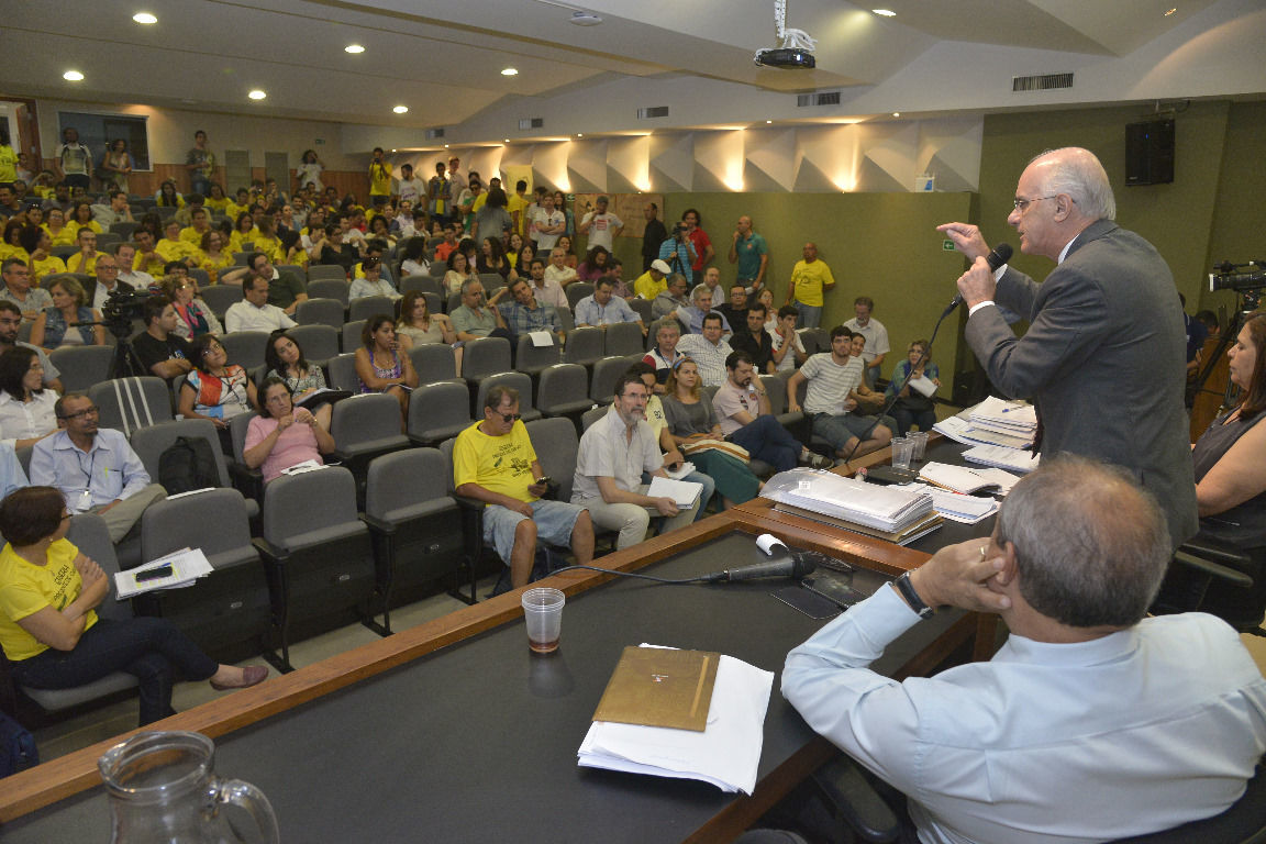 Reitor Orlando Amaral pede ordem e respeito durante a reunião