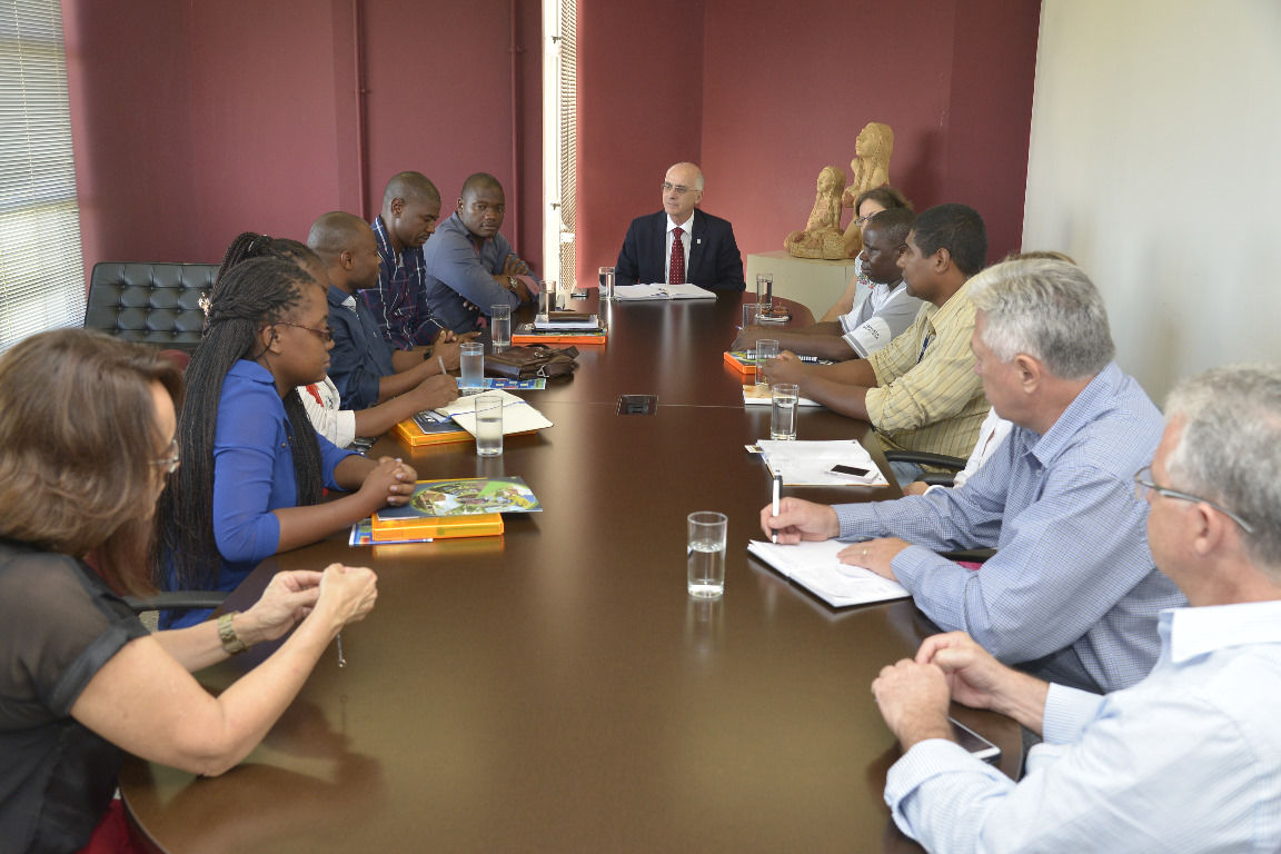 Reitor da UFG conversa com delegação da Universidade Pedagógica de Moçambique sobre expectativas com os projetos