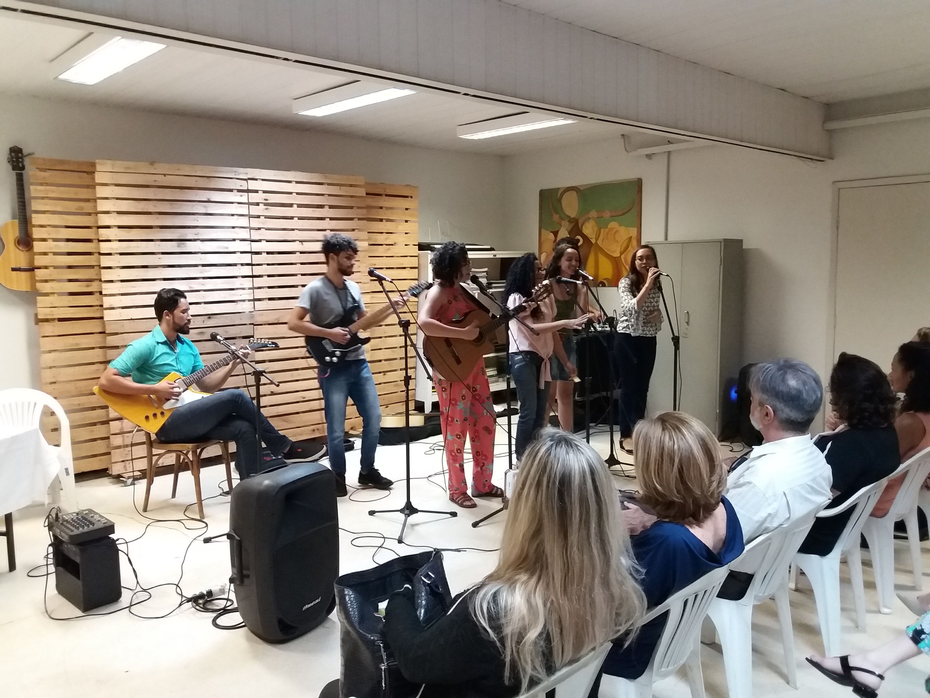 mesa em homenagem à professora Leomara da Musicoterapia