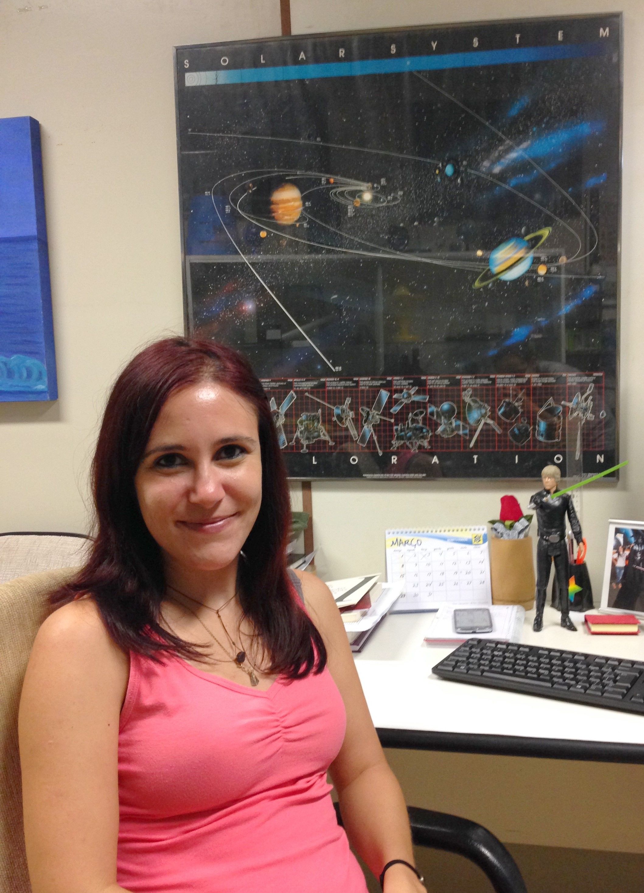 Graduada em Física e com Mestrado em Ensino de Ciências e Educação Matemática, a professora Juliana Romanzini é a primeira docente com formação direcionada à Astronomia na UFG