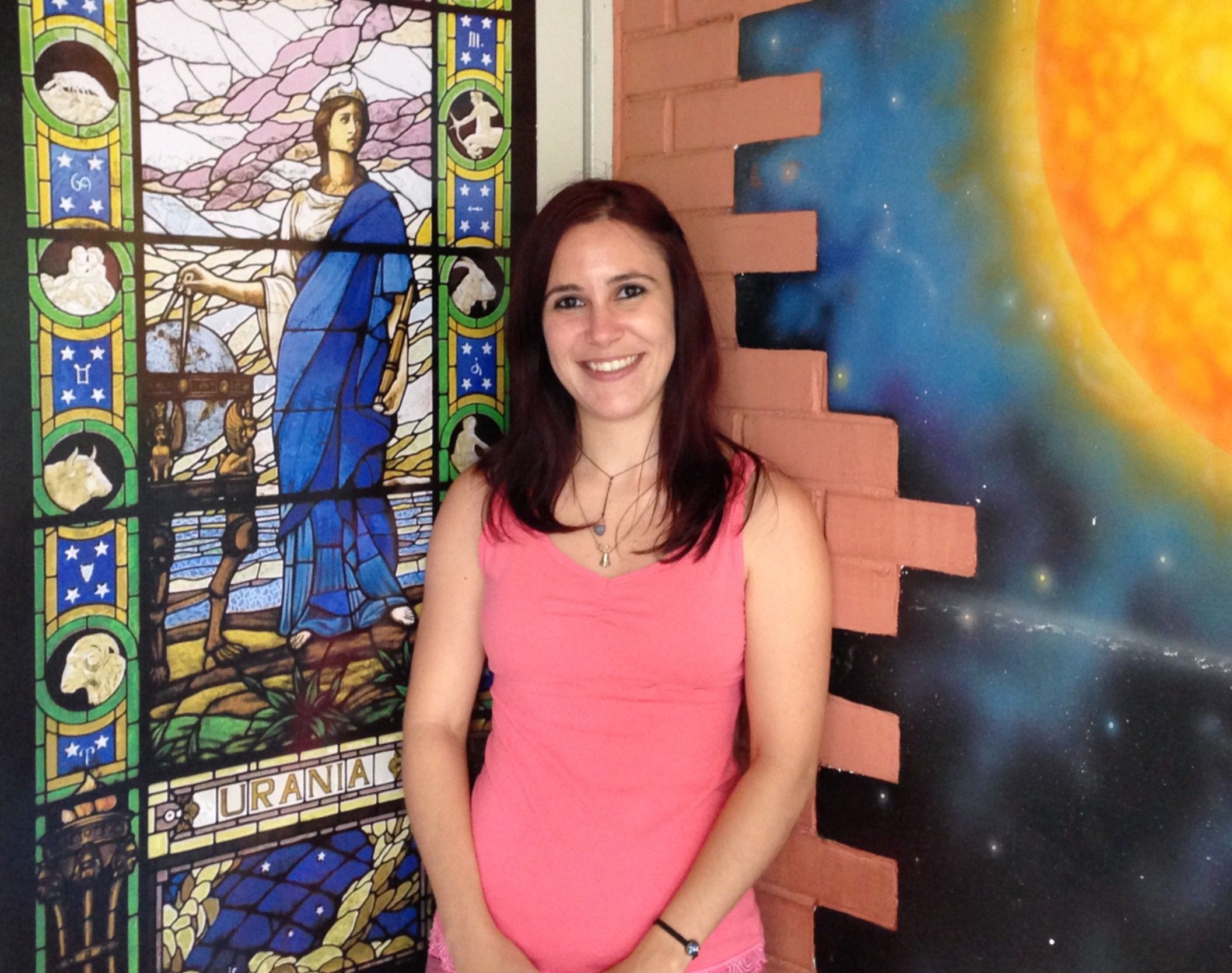 Juliana Romanzini, ao lado da imagem de Urânia, deusa da Mitologia Grega responsável pela Astronomia, que faz parte de exposição preparada pelo Planetário para o Dia Internacional da Mulher