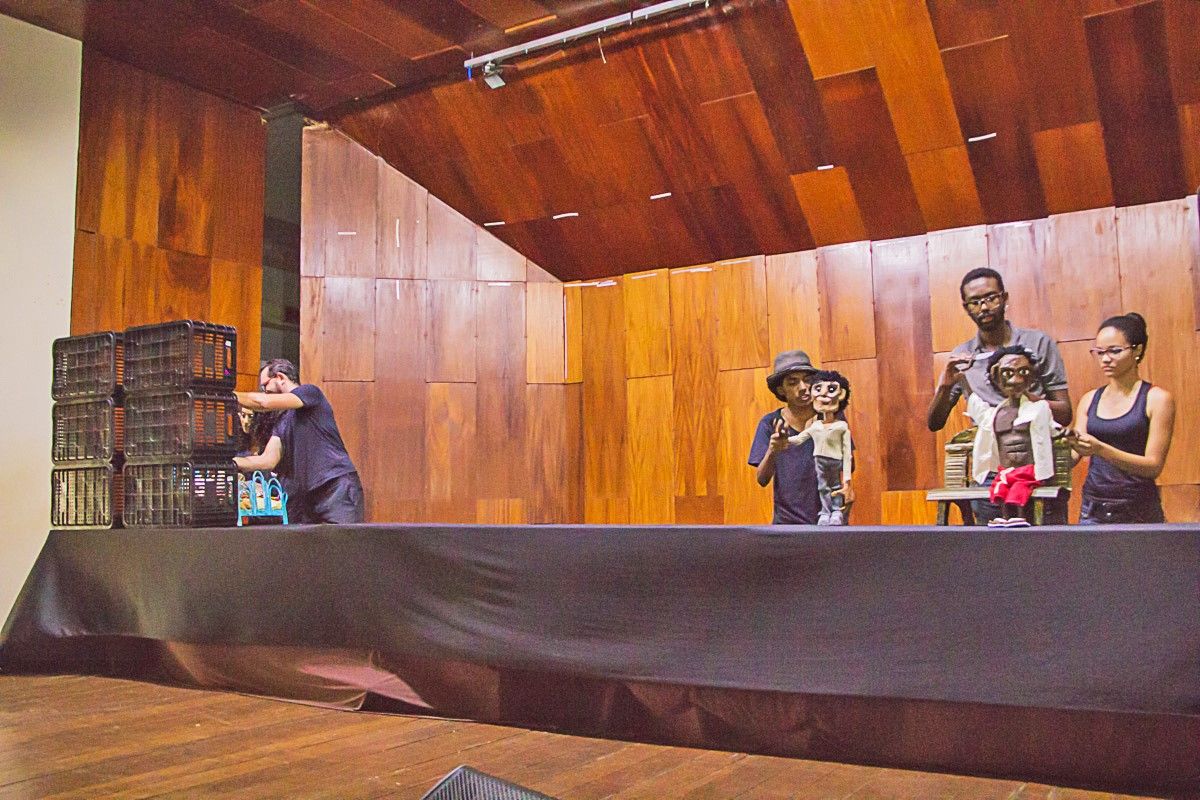 atores da peça A morte vem vestida de cetim