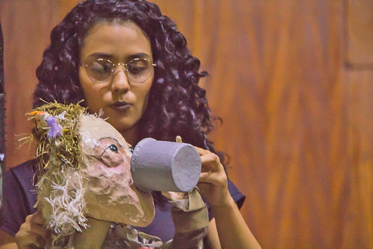 atriz segurando boneco