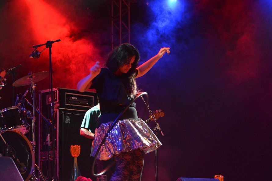 Cantora se diverte na companhia do inseparável  bambolê