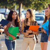 Imagem-de-freepik-Magnific/fotos-gratis/estudantes-universitários
