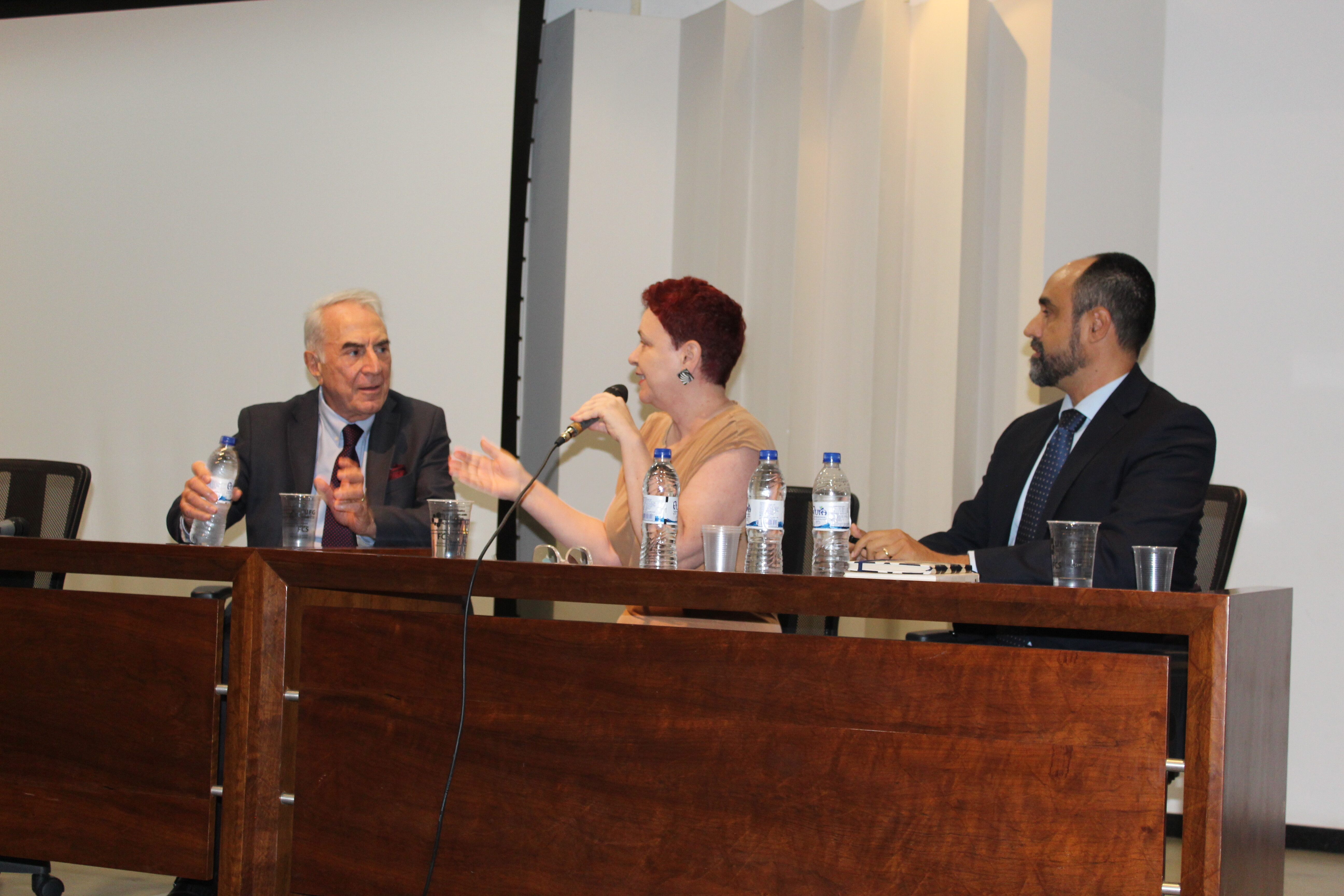 Mesa composta com o ministro Rezek, professora Mônica Pechincha e João Roriz