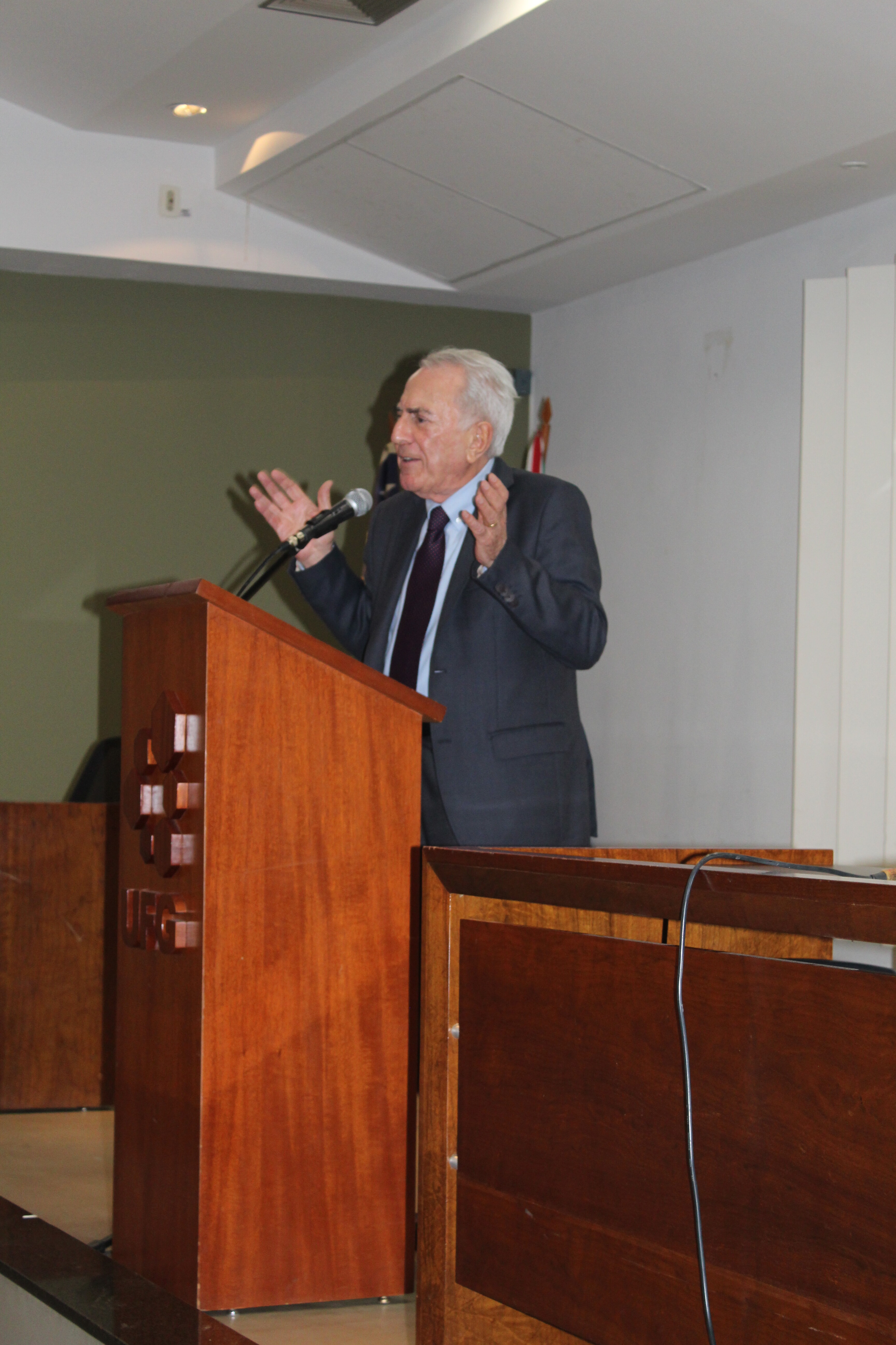 Ministro rezek em pé no auditório