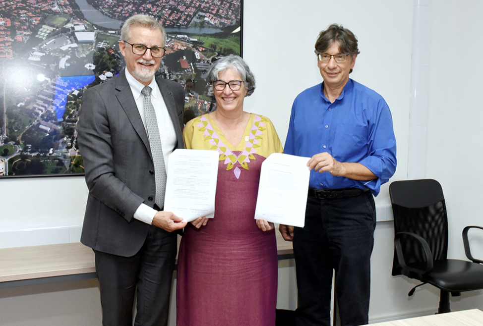 Acordo assinado pelo reitor da Unicamp, Antonio Meirelles (à esquerda), pelo presidente do IBGE, Márcio Pochmann, e pela reitora da UFG, Angelita Pereira de Lima