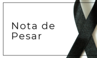 O banner exibe o título "Nota de Pesar" em letras pretas sobre um fundo branco minimalista, emoldurado por uma linha fina. À direita, destaca-se um laço de fita preto, símbolo universal de luto, posicionado verticalmente. A imagem utiliza um design sóbrio e respeitoso para comunicar o falecimento de alguém e expressar condolências.