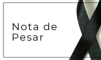 O banner exibe o título "Nota de Pesar" em letras pretas sobre um fundo branco minimalista, emoldurado por uma linha fina. À direita, destaca-se um laço de fita preto, símbolo universal de luto, posicionado verticalmente. A imagem utiliza um design sóbrio e respeitoso para comunicar o falecimento de alguém e expressar condolências.