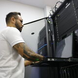 Thiago Lara Vasques, Gerente Técnico e Administrativo, operando um dos servidores do Laboratório Multiusuário de Computação de Alto Desempenho (LaMCAD).