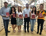 Professores da FIC com o livro Comunicação e Relações Públicas em uma visão plural.