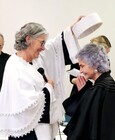 Reitora Angelita homenageando Professora