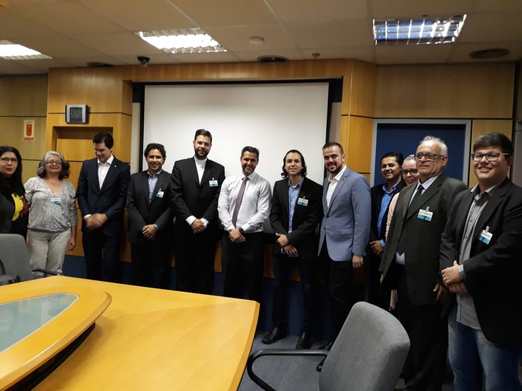 Representantes das emissoras goianas e técnicos da Anatel reunidos na sede da empresa, no último dia 21 de maio