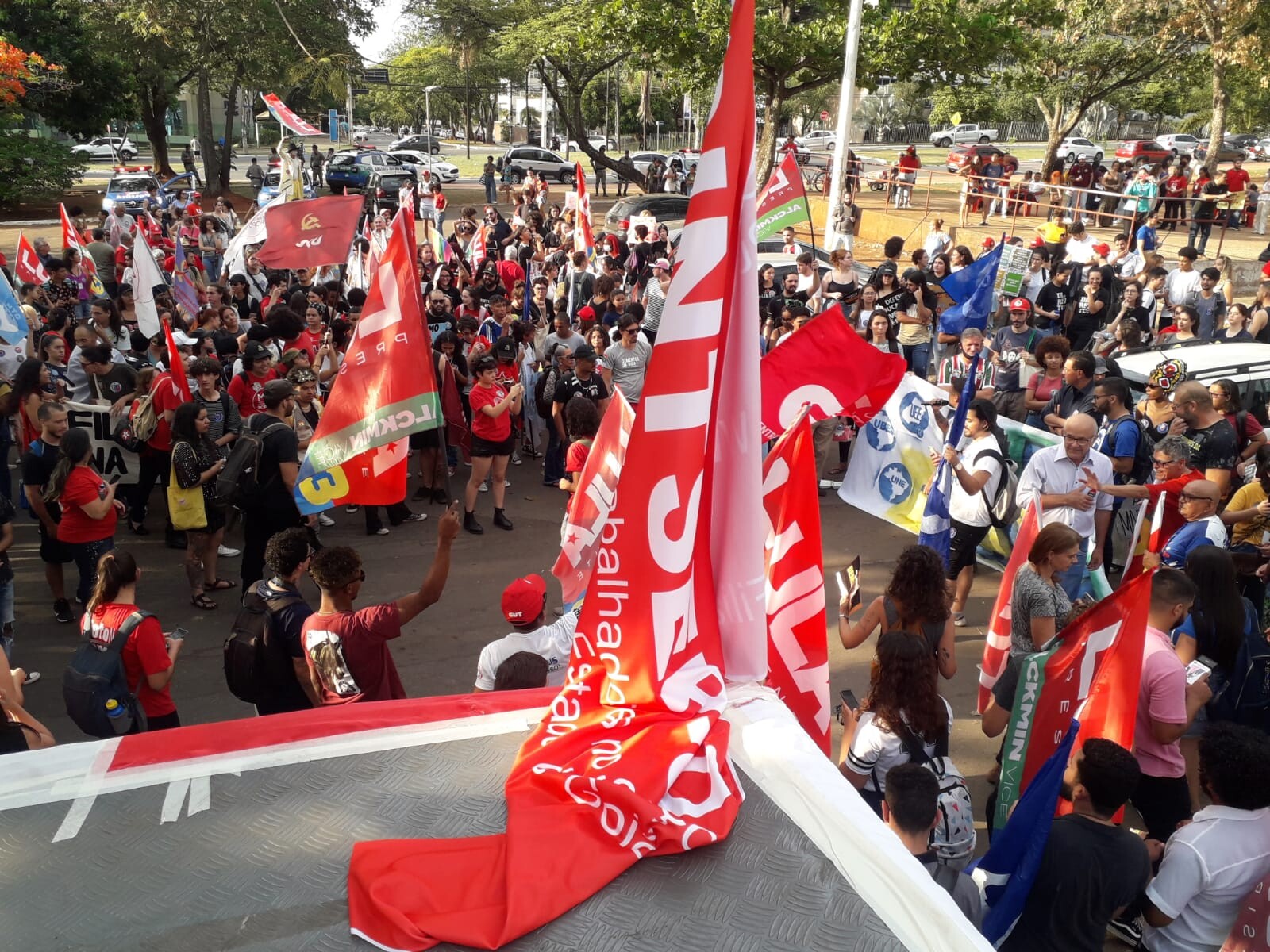 manifestantes se reúnem em ato a favor da educação